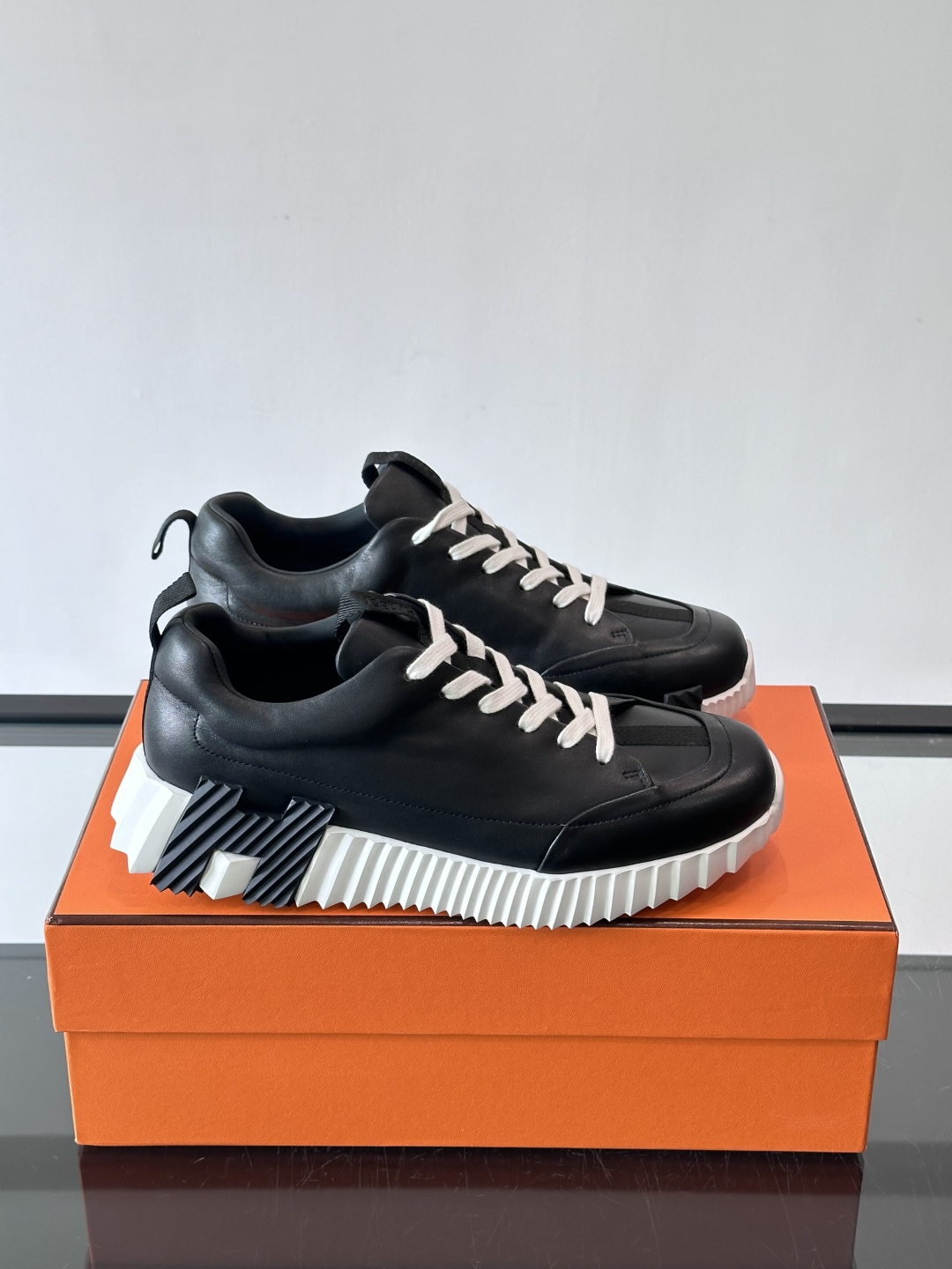 爱马仕Bouncing系列运动鞋，采用柔软小牛皮，搭配TPU发泡双色大底，轻盈又舒适。鞋侧“H”字母几何