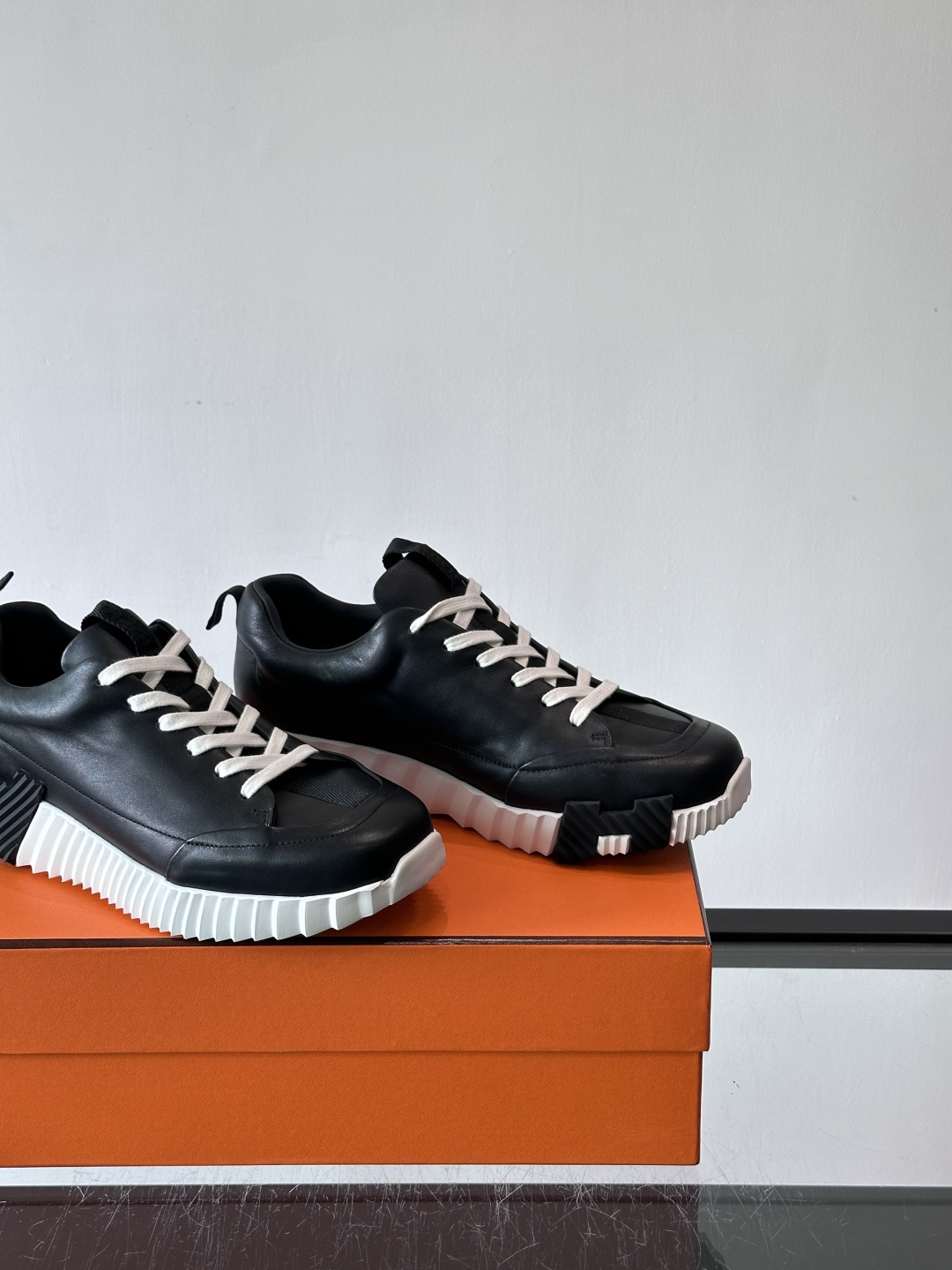 爱马仕Bouncing系列运动鞋，采用柔软小牛皮，搭配TPU发泡双色大底，轻盈又舒适。鞋侧“H”字母几何