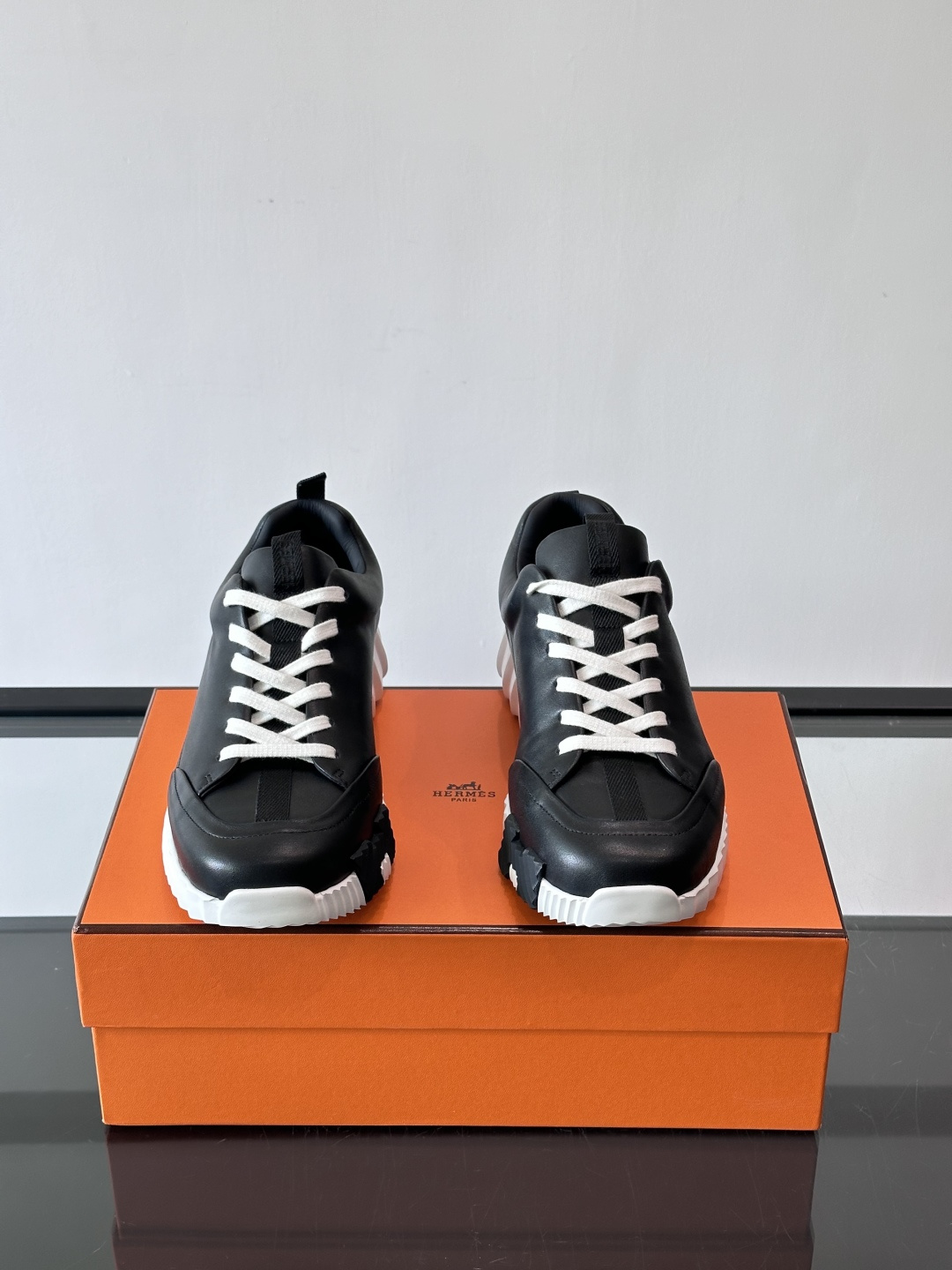 爱马仕Bouncing系列运动鞋，采用柔软小牛皮，搭配TPU发泡双色大底，轻盈又舒适。鞋侧“H”字母几何