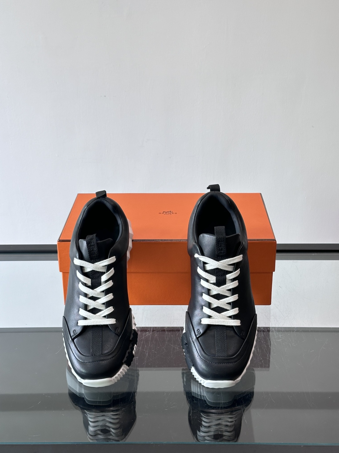 爱马仕Bouncing系列运动鞋，采用柔软小牛皮，搭配TPU发泡双色大底，轻盈又舒适。鞋侧“H”字母几何