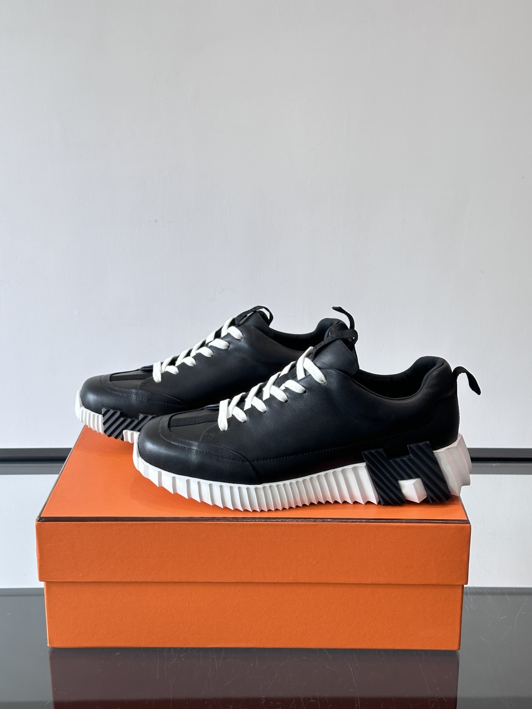 爱马仕Bouncing系列运动鞋，采用柔软小牛皮，搭配TPU发泡双色大底，轻盈又舒适。鞋侧“H”字母几何