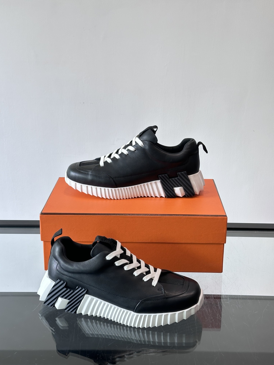 爱马仕Bouncing系列运动鞋，采用柔软小牛皮，搭配TPU发泡双色大底，轻盈又舒适。鞋侧“H”字母几何