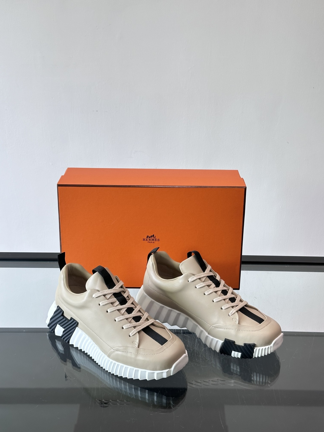 爱马仕Bouncing系列运动鞋，采用柔软小牛皮，搭配TPU发泡双色大底，轻盈又舒适。鞋侧“H”字母几何