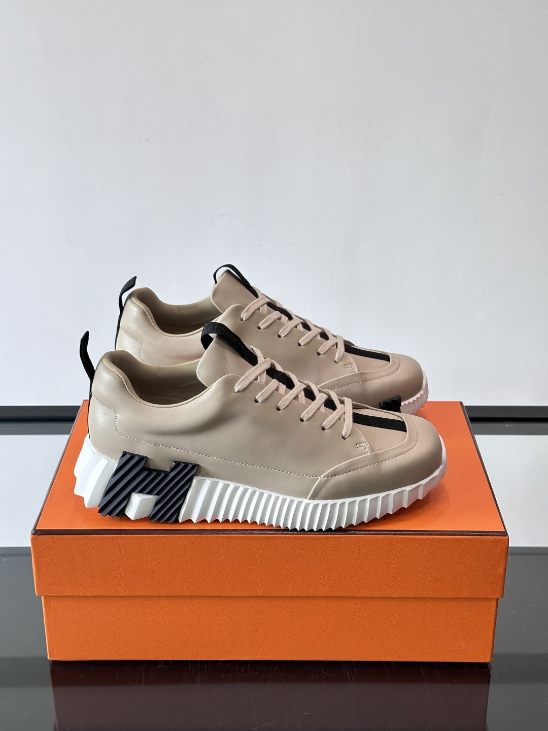 爱马仕Bouncing系列运动鞋，采用柔软小牛皮，搭配TPU发泡双色大底，轻盈又舒适。鞋侧“H”字母几何