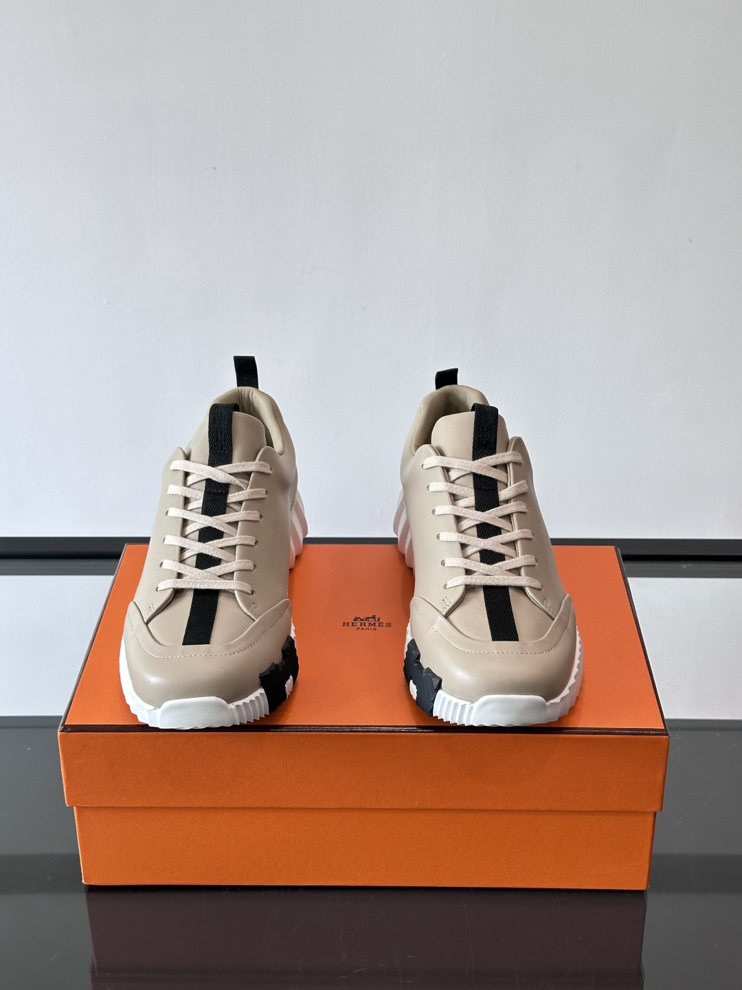 爱马仕Bouncing系列运动鞋，采用柔软小牛皮，搭配TPU发泡双色大底，轻盈又舒适。鞋侧“H”字母几何