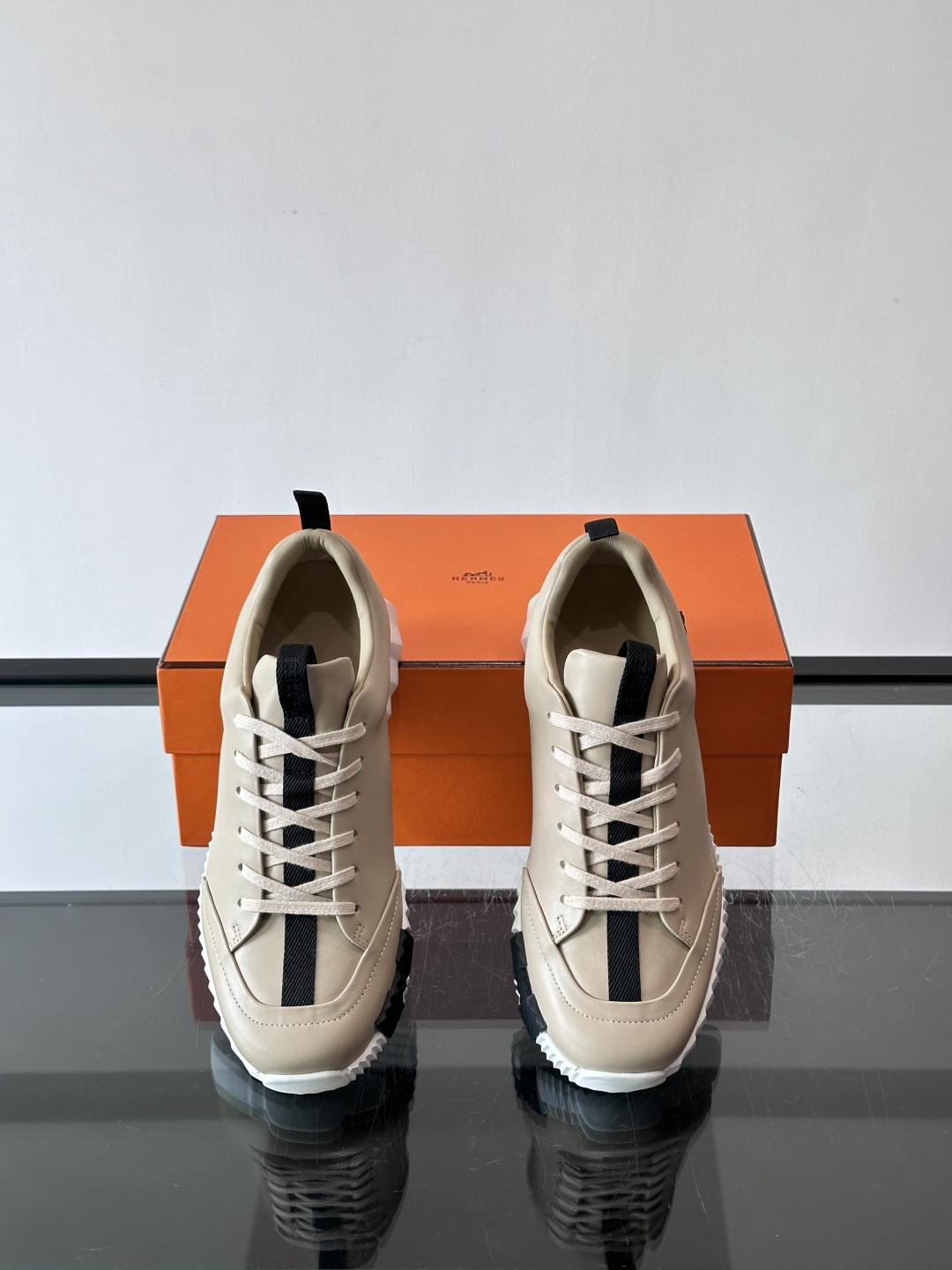 爱马仕Bouncing系列运动鞋，采用柔软小牛皮，搭配TPU发泡双色大底，轻盈又舒适。鞋侧“H”字母几何