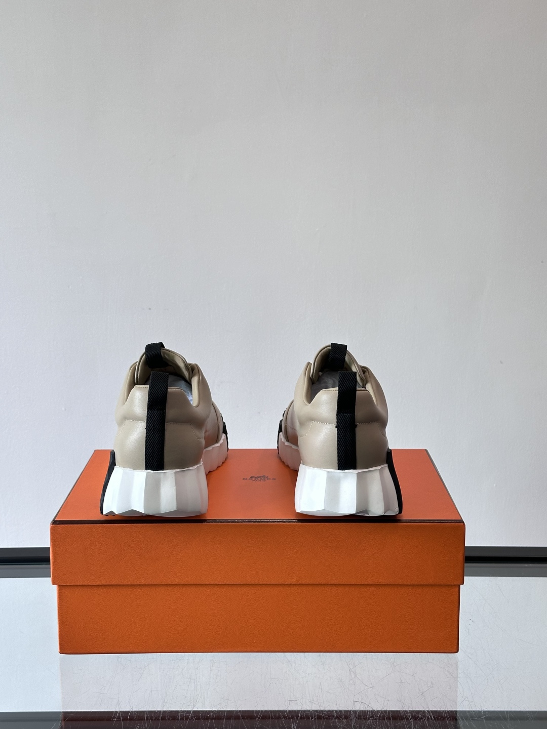 爱马仕Bouncing系列运动鞋，采用柔软小牛皮，搭配TPU发泡双色大底，轻盈又舒适。鞋侧“H”字母几何