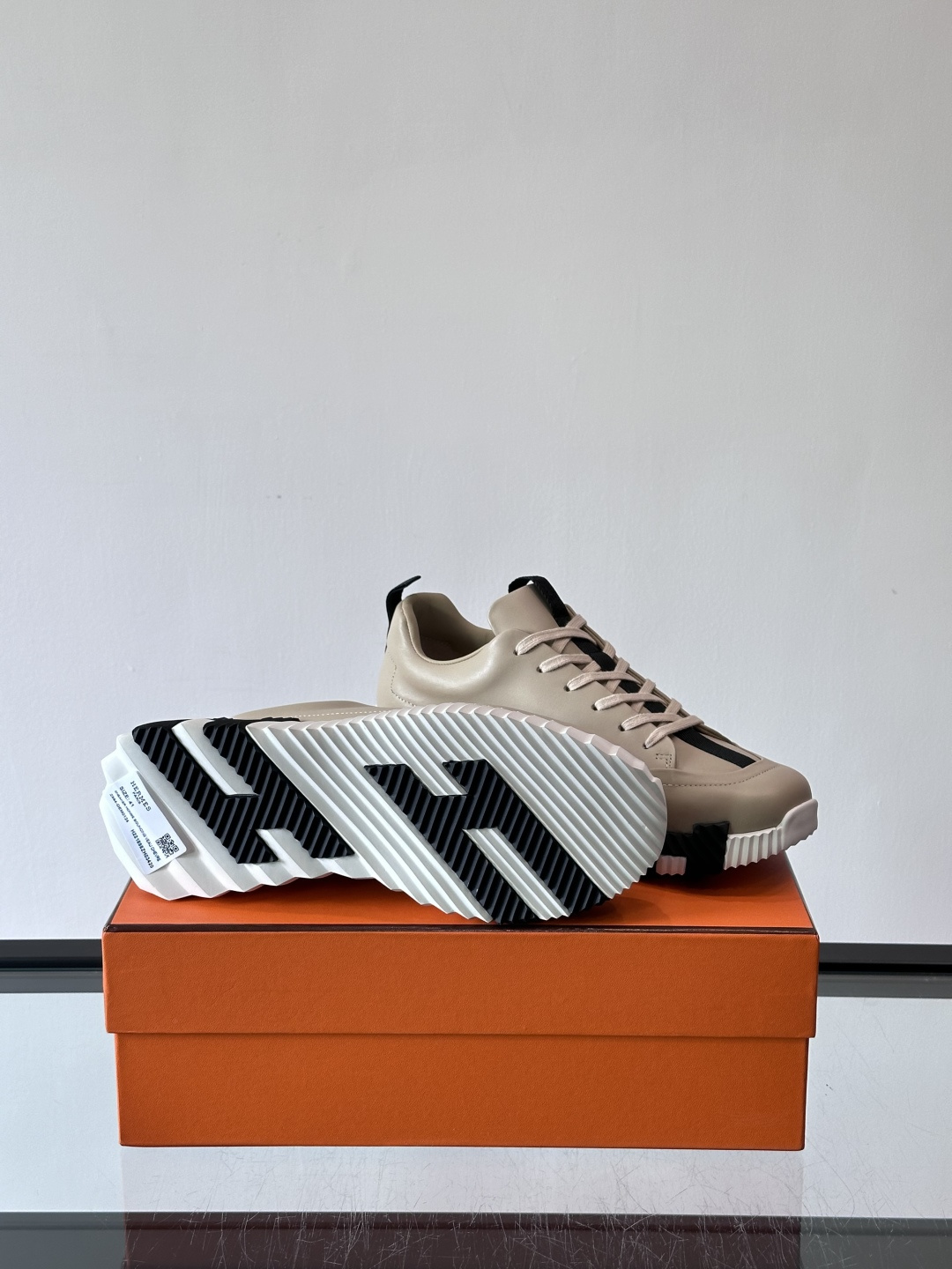 爱马仕Bouncing系列运动鞋，采用柔软小牛皮，搭配TPU发泡双色大底，轻盈又舒适。鞋侧“H”字母几何