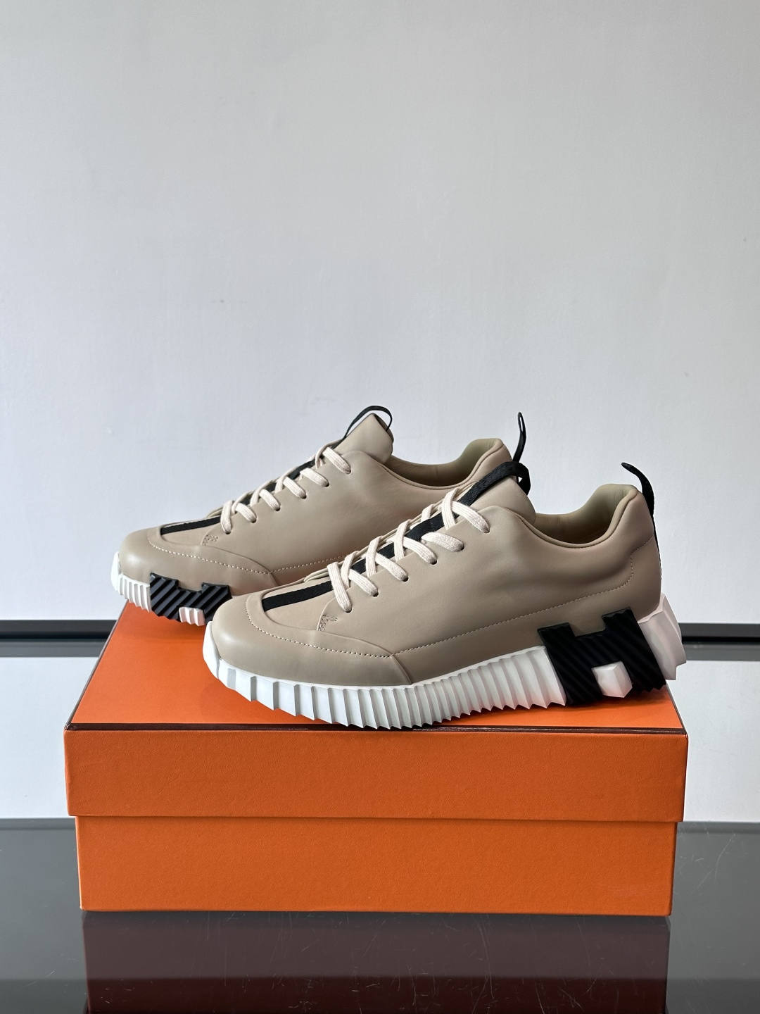 爱马仕Bouncing系列运动鞋，采用柔软小牛皮，搭配TPU发泡双色大底，轻盈又舒适。鞋侧“H”字母几何