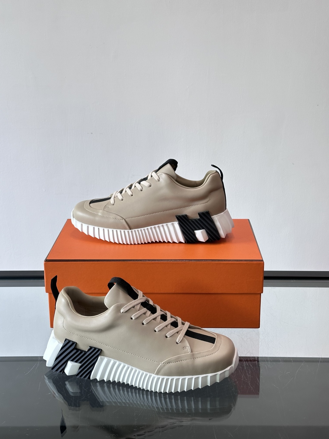 爱马仕Bouncing系列运动鞋，采用柔软小牛皮，搭配TPU发泡双色大底，轻盈又舒适。鞋侧“H”字母几何