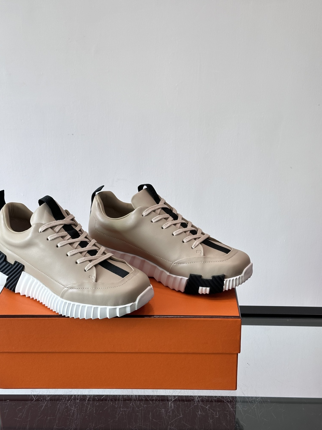 爱马仕Bouncing系列运动鞋，采用柔软小牛皮，搭配TPU发泡双色大底，轻盈又舒适。鞋侧“H”字母几何