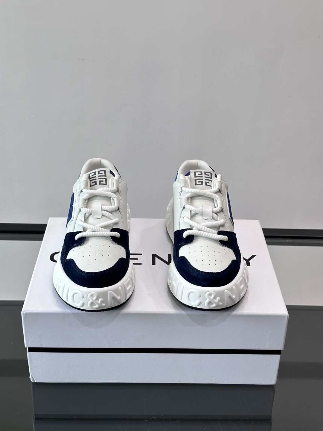 G纪梵希男士运动鞋，简约又有活力！鞋面采用牛皮➕麂皮，舒适又耐穿✨。厚底设计，缓震效果好，日常穿搭或轻运