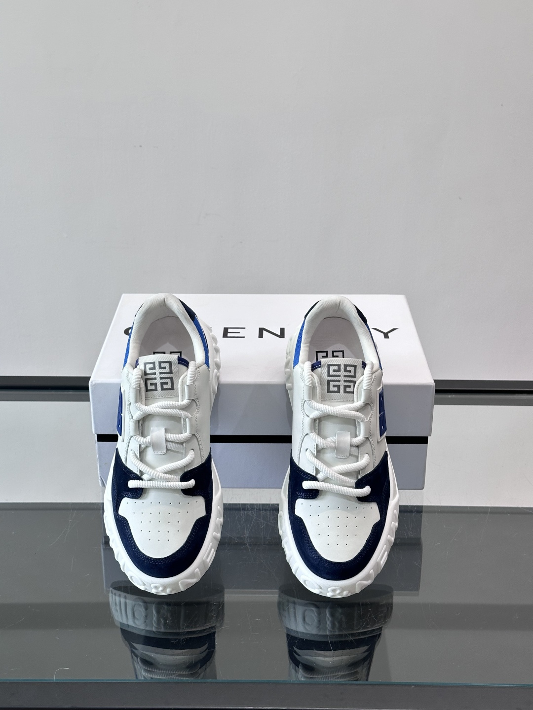 G纪梵希男士运动鞋，简约又有活力！鞋面采用牛皮➕麂皮，舒适又耐穿✨。厚底设计，缓震效果好，日常穿搭或轻运