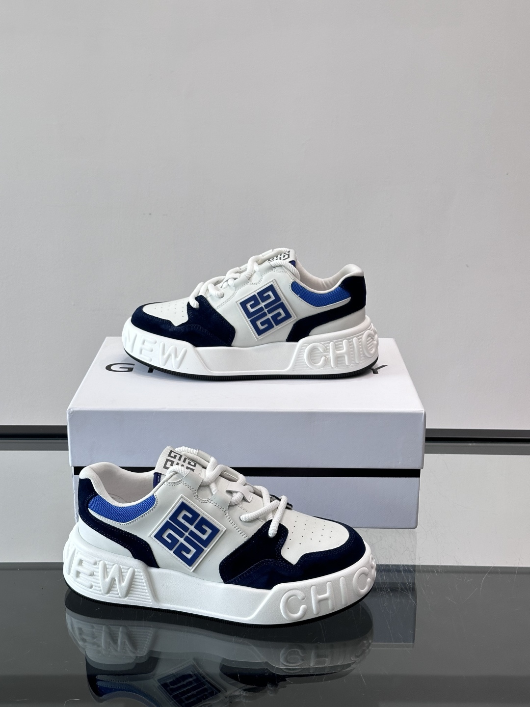 G纪梵希男士运动鞋，简约又有活力！鞋面采用牛皮➕麂皮，舒适又耐穿✨。厚底设计，缓震效果好，日常穿搭或轻运