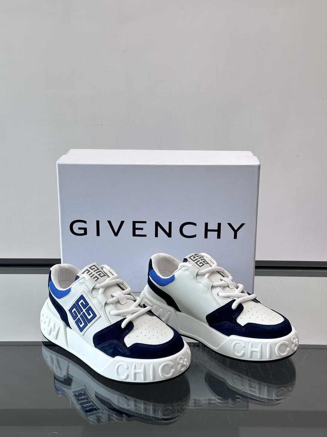 G纪梵希男士运动鞋，简约又有活力！鞋面采用牛皮➕麂皮，舒适又耐穿✨。厚底设计，缓震效果好，日常穿搭或轻运