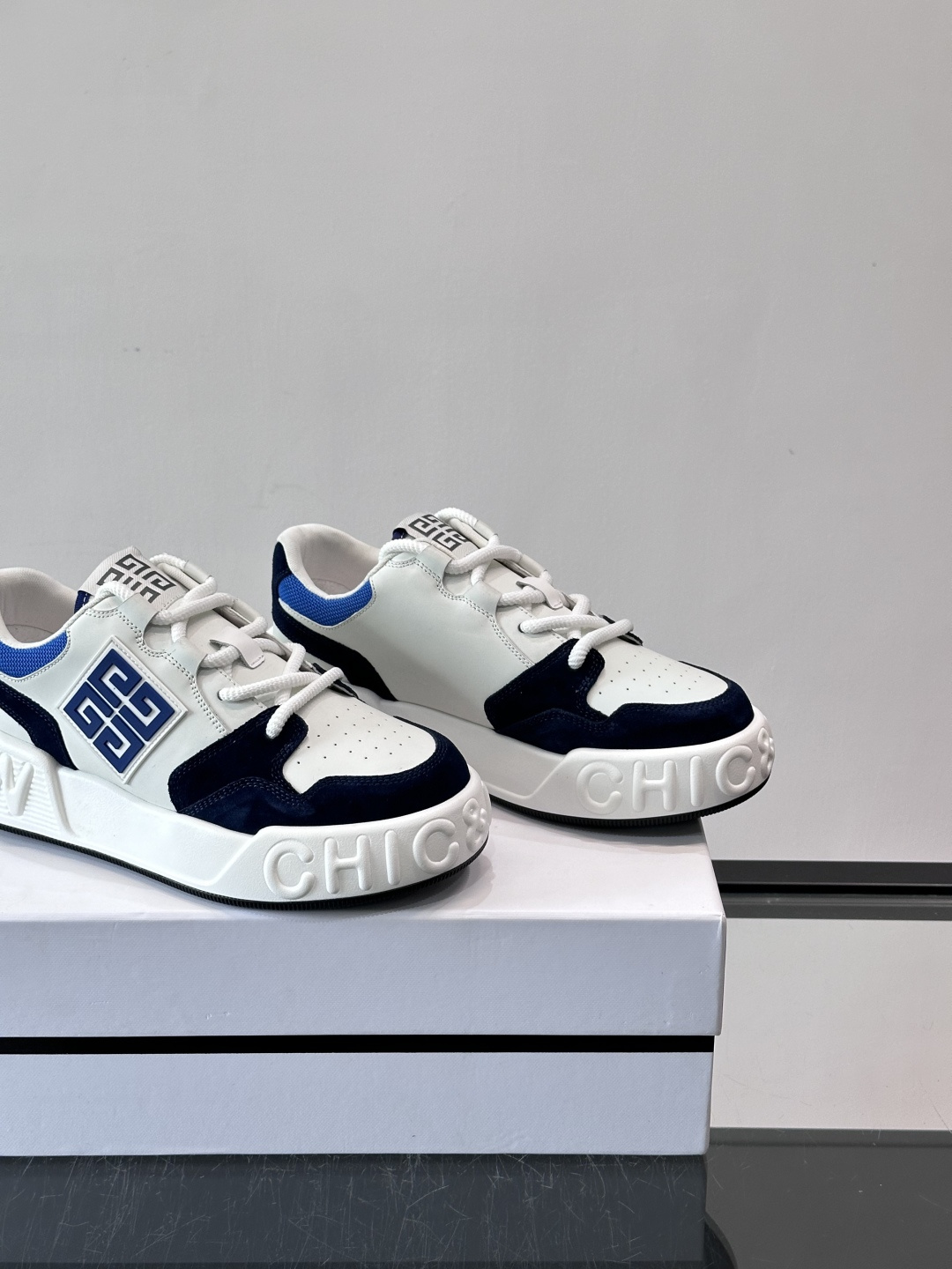 G纪梵希男士运动鞋，简约又有活力！鞋面采用牛皮➕麂皮，舒适又耐穿✨。厚底设计，缓震效果好，日常穿搭或轻运