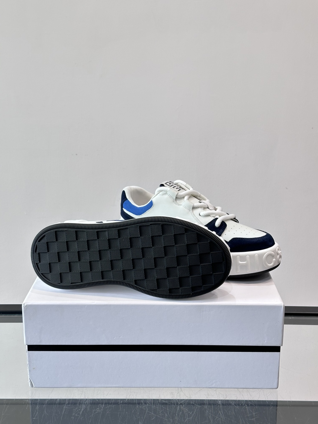 G纪梵希男士运动鞋，简约又有活力！鞋面采用牛皮➕麂皮，舒适又耐穿✨。厚底设计，缓震效果好，日常穿搭或轻运