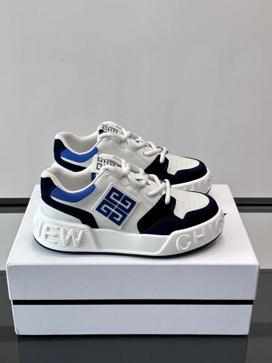 G纪梵希男士运动鞋，简约又有活力！鞋面采用牛皮➕麂皮，舒适又耐穿✨。厚底设计，缓震效果好，日常穿搭或轻运