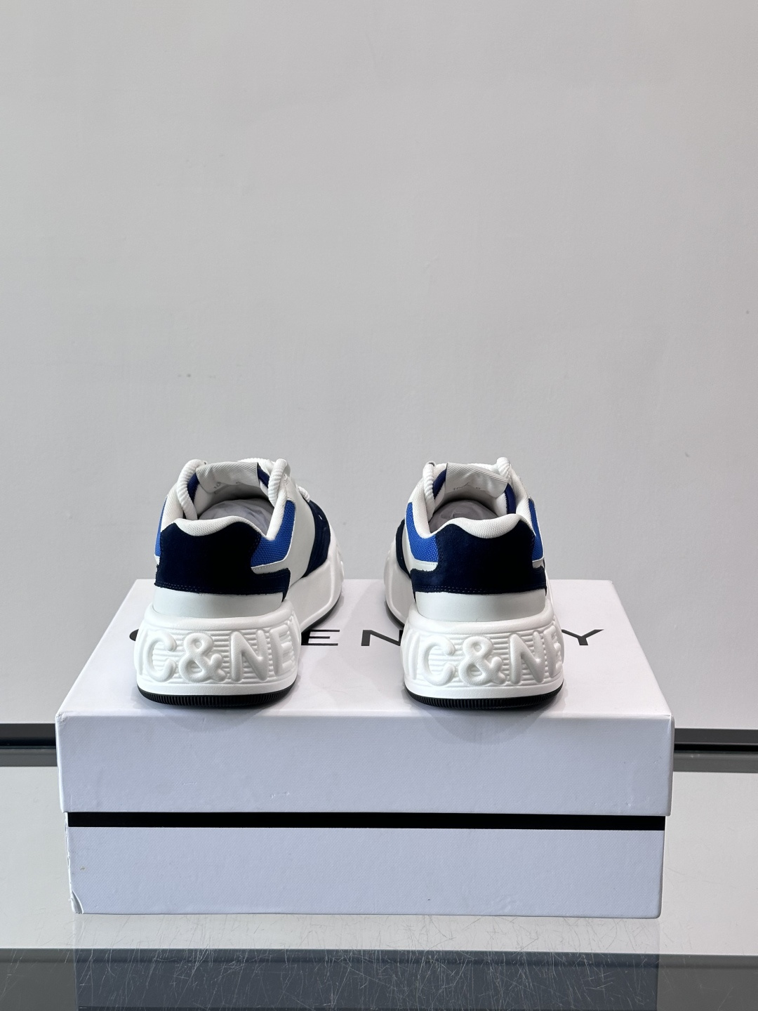 G纪梵希男士运动鞋，简约又有活力！鞋面采用牛皮➕麂皮，舒适又耐穿✨。厚底设计，缓震效果好，日常穿搭或轻运