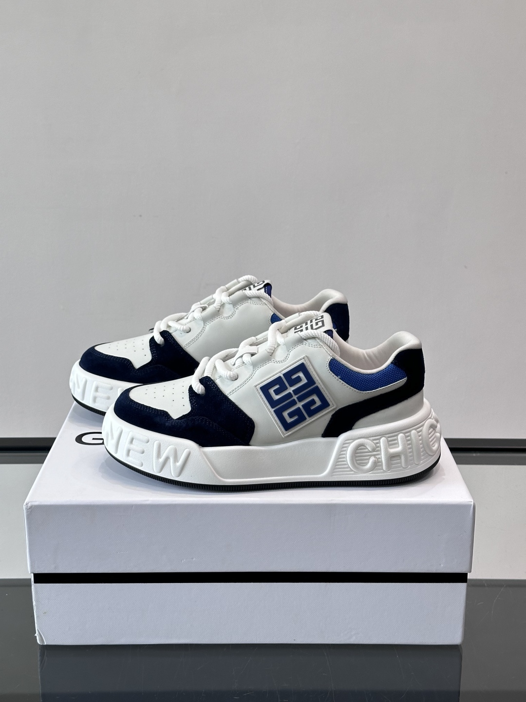 G纪梵希男士运动鞋，简约又有活力！鞋面采用牛皮➕麂皮，舒适又耐穿✨。厚底设计，缓震效果好，日常穿搭或轻运