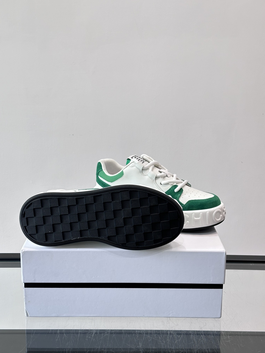 G纪梵希男士运动鞋，简约又有活力！鞋面采用牛皮➕麂皮，舒适又耐穿✨。厚底设计，缓震效果好，日常穿搭或轻运