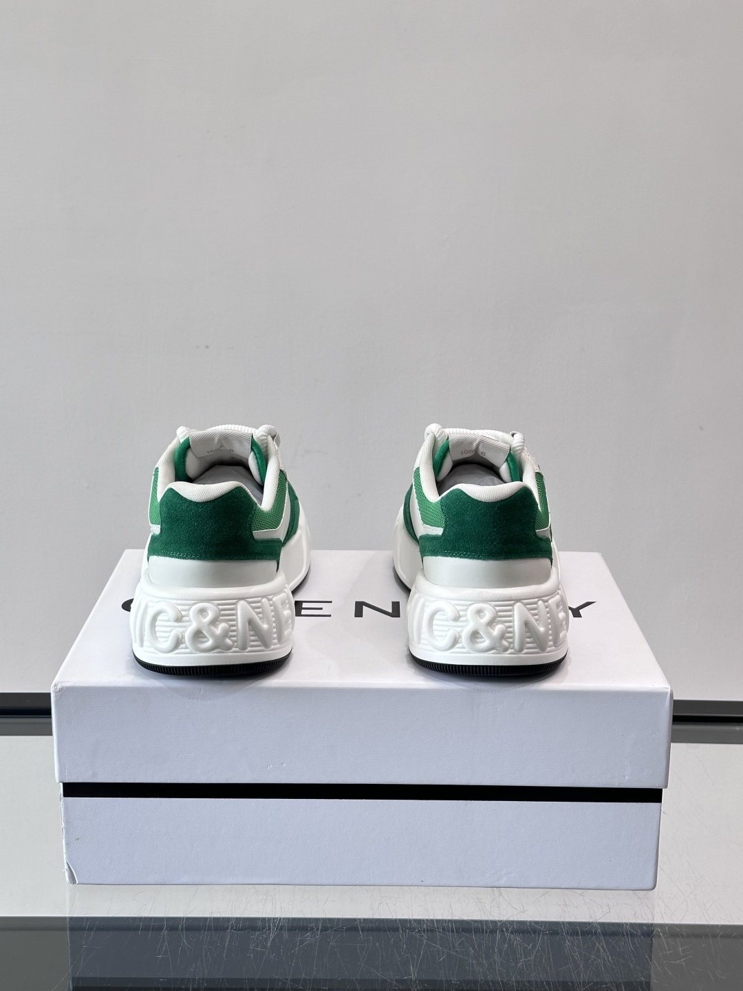 G纪梵希男士运动鞋，简约又有活力！鞋面采用牛皮➕麂皮，舒适又耐穿✨。厚底设计，缓震效果好，日常穿搭或轻运