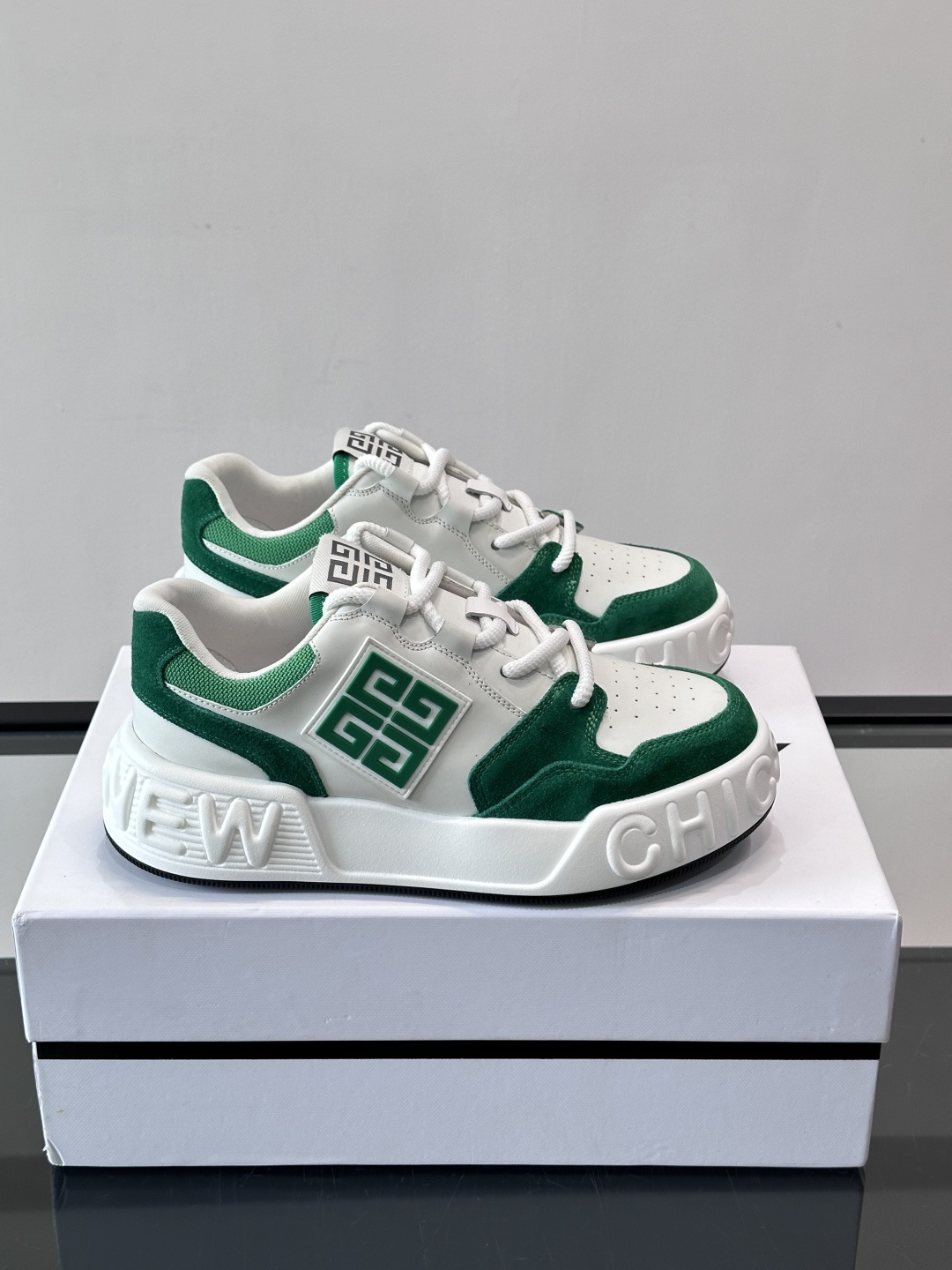 G纪梵希男士运动鞋，简约又有活力！鞋面采用牛皮➕麂皮，舒适又耐穿✨。厚底设计，缓震效果好，日常穿搭或轻运