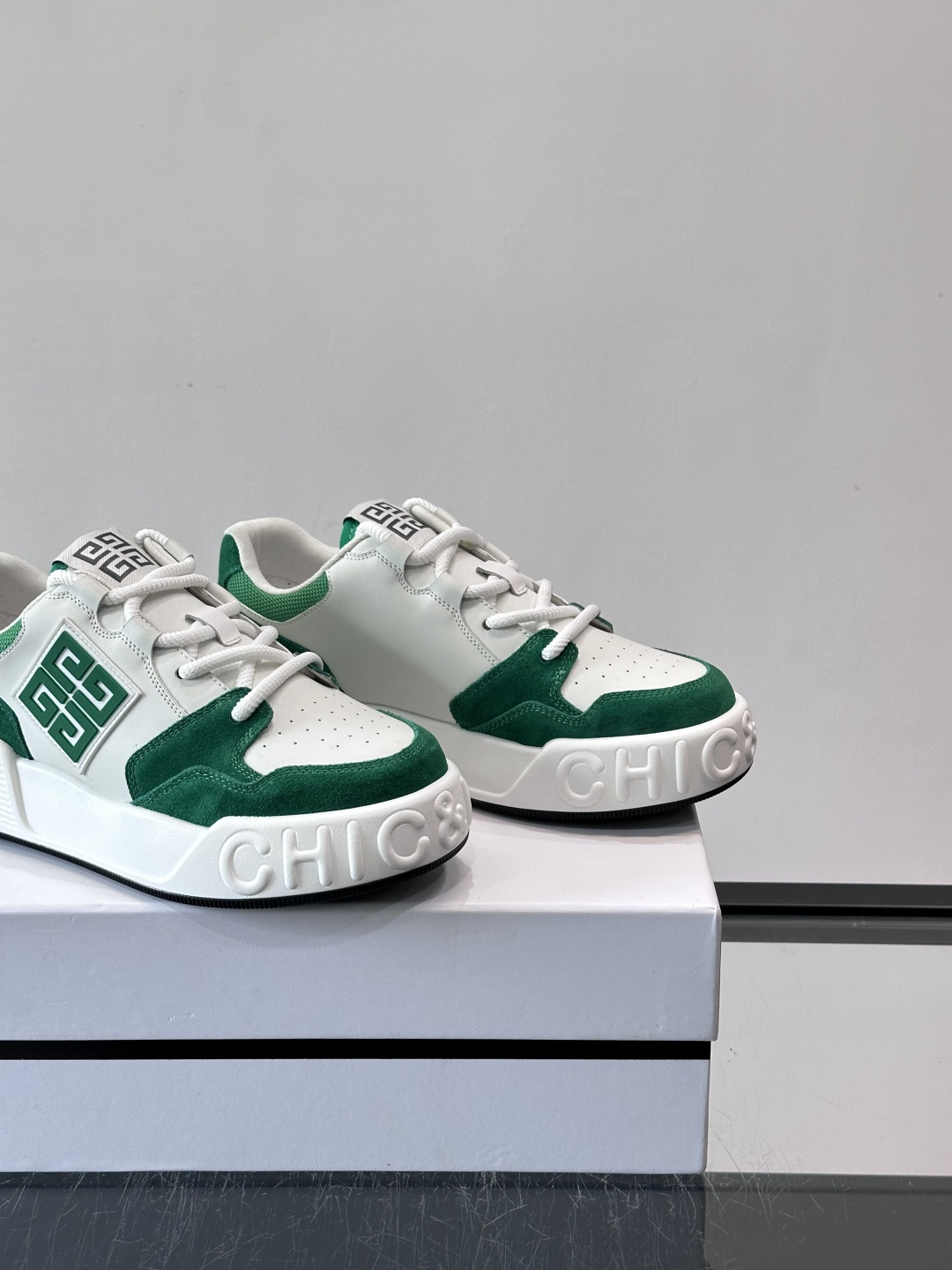 G纪梵希男士运动鞋，简约又有活力！鞋面采用牛皮➕麂皮，舒适又耐穿✨。厚底设计，缓震效果好，日常穿搭或轻运