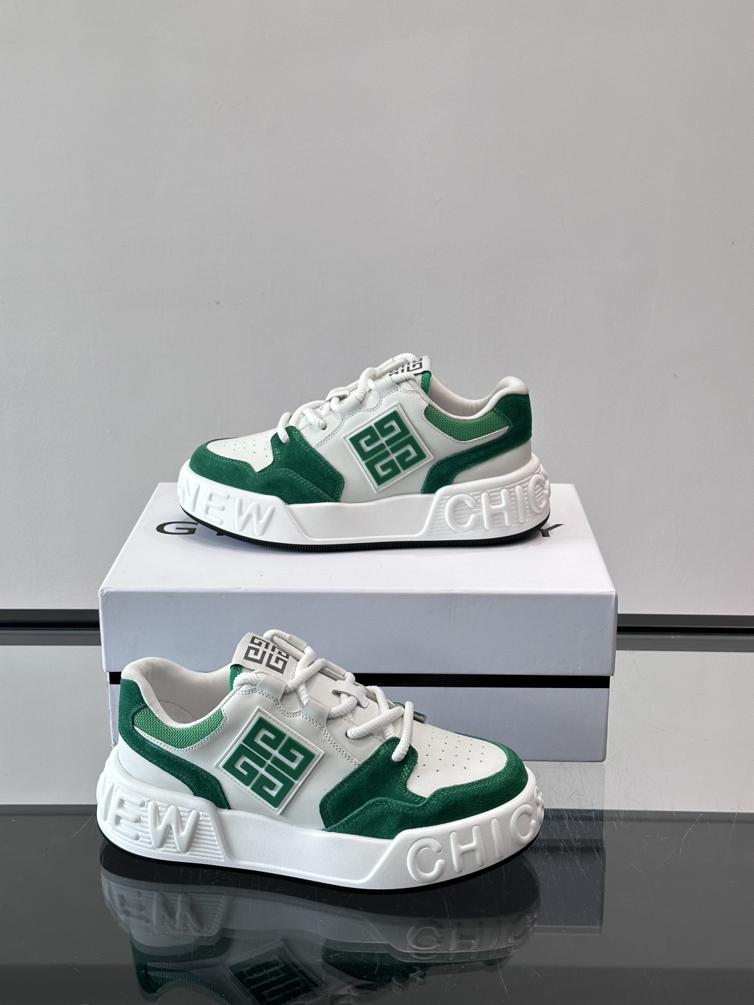 G纪梵希男士运动鞋，简约又有活力！鞋面采用牛皮➕麂皮，舒适又耐穿✨。厚底设计，缓震效果好，日常穿搭或轻运