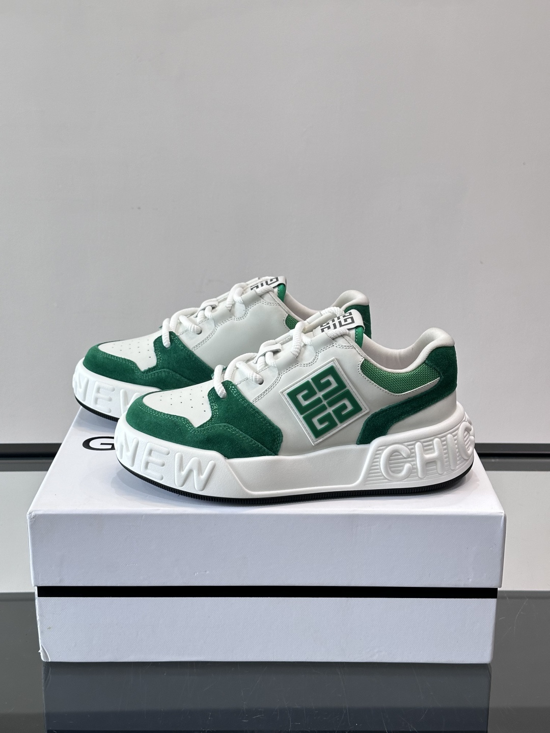 G纪梵希男士运动鞋，简约又有活力！鞋面采用牛皮➕麂皮，舒适又耐穿✨。厚底设计，缓震效果好，日常穿搭或轻运
