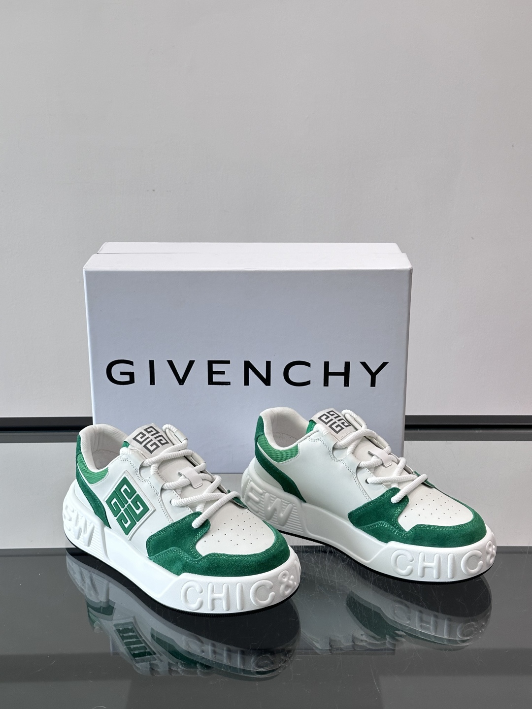 G纪梵希男士运动鞋，简约又有活力！鞋面采用牛皮➕麂皮，舒适又耐穿✨。厚底设计，缓震效果好，日常穿搭或轻运