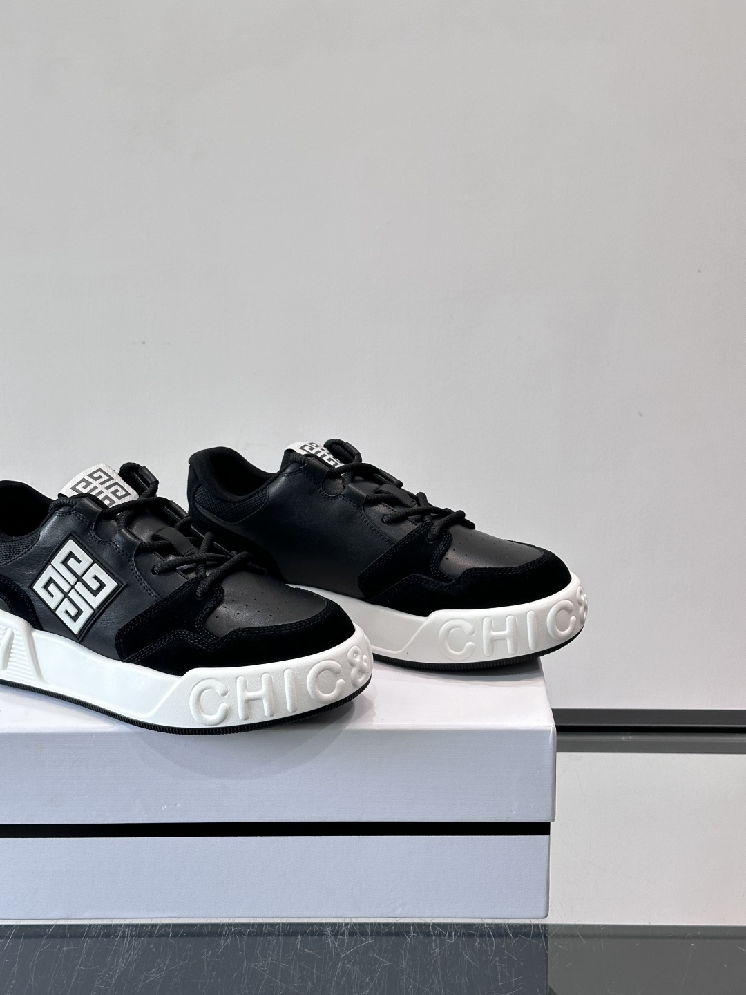 G纪梵希男士运动鞋，简约又有活力！鞋面采用牛皮➕麂皮，舒适又耐穿✨。厚底设计，缓震效果好，日常穿搭或轻运