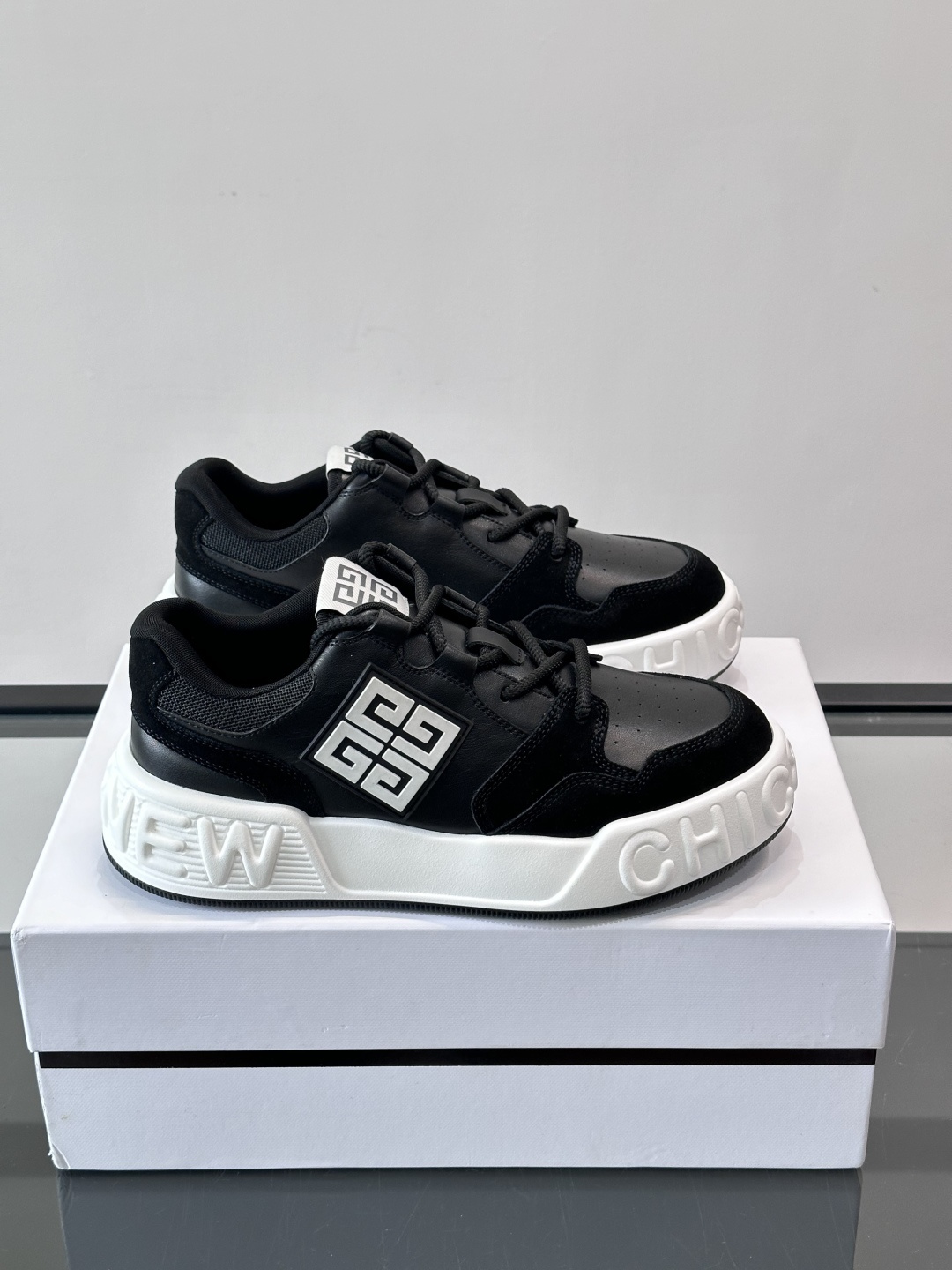 G纪梵希男士运动鞋，简约又有活力！鞋面采用牛皮➕麂皮，舒适又耐穿✨。厚底设计，缓震效果好，日常穿搭或轻运