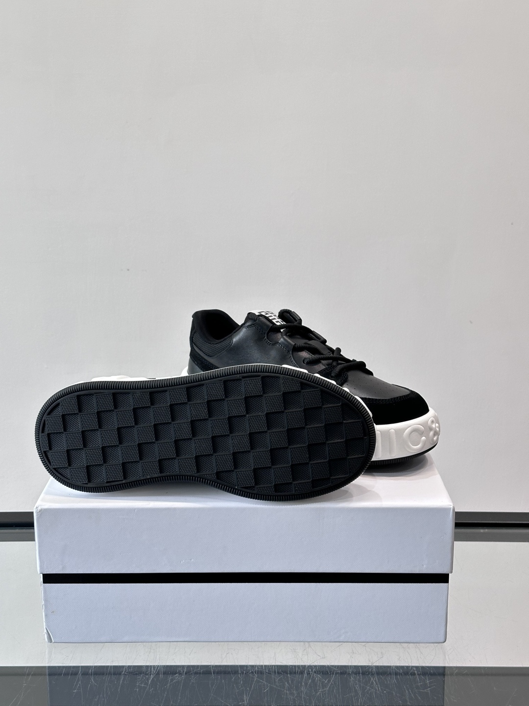 G纪梵希男士运动鞋，简约又有活力！鞋面采用牛皮➕麂皮，舒适又耐穿✨。厚底设计，缓震效果好，日常穿搭或轻运