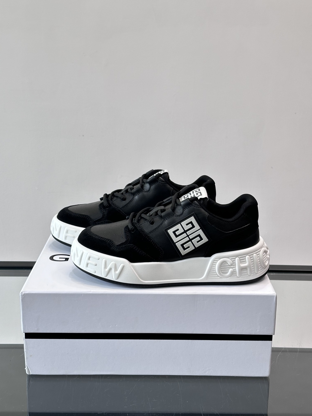 G纪梵希男士运动鞋，简约又有活力！鞋面采用牛皮➕麂皮，舒适又耐穿✨。厚底设计，缓震效果好，日常穿搭或轻运