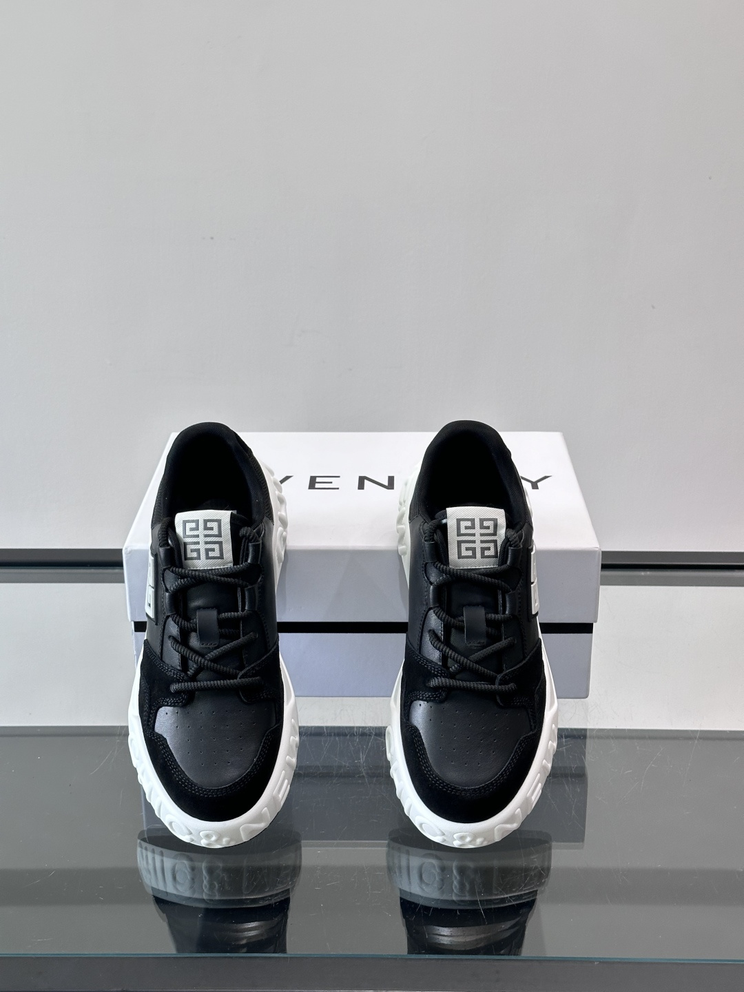 G纪梵希男士运动鞋，简约又有活力！鞋面采用牛皮➕麂皮，舒适又耐穿✨。厚底设计，缓震效果好，日常穿搭或轻运