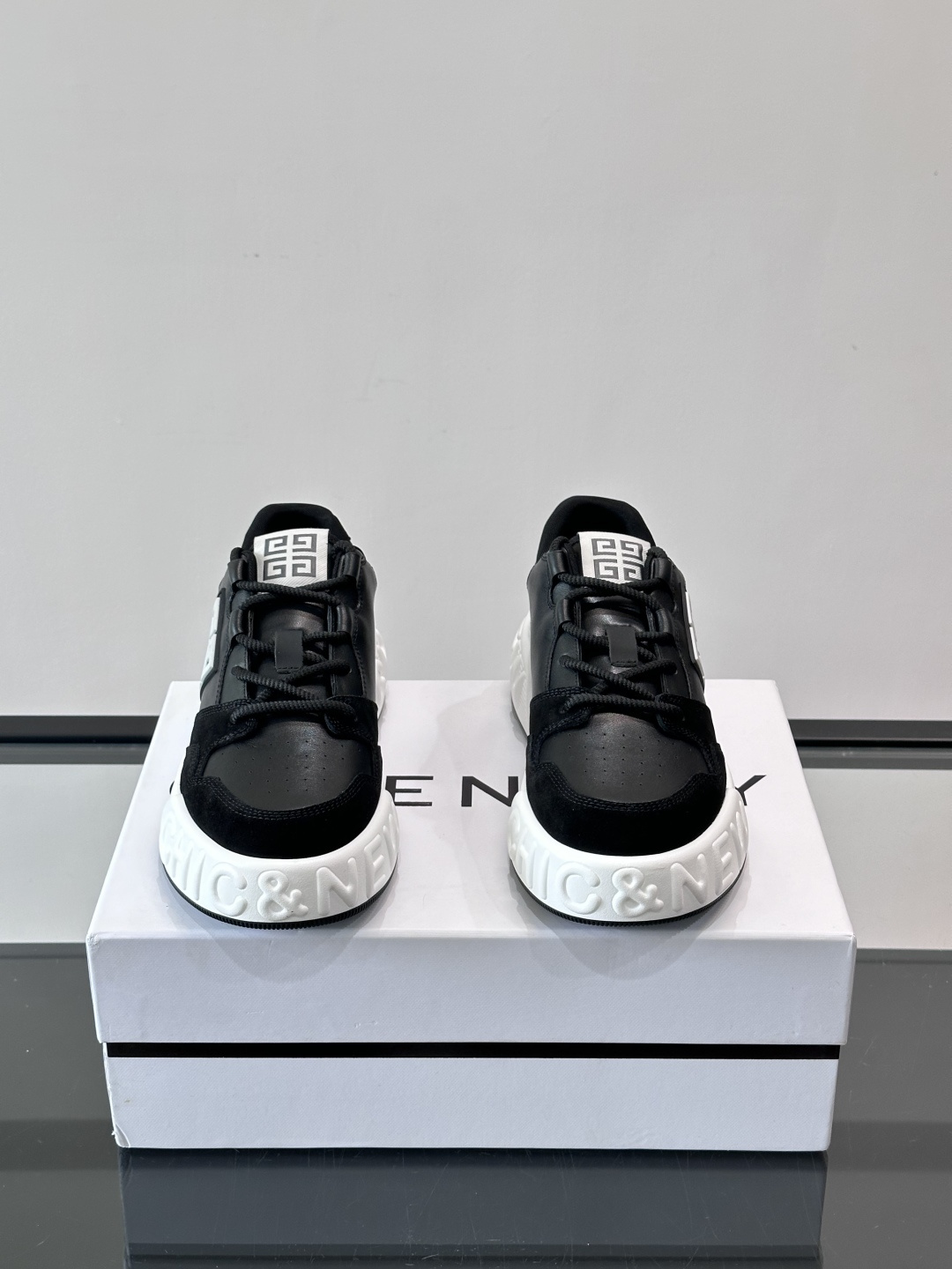 G纪梵希男士运动鞋，简约又有活力！鞋面采用牛皮➕麂皮，舒适又耐穿✨。厚底设计，缓震效果好，日常穿搭或轻运