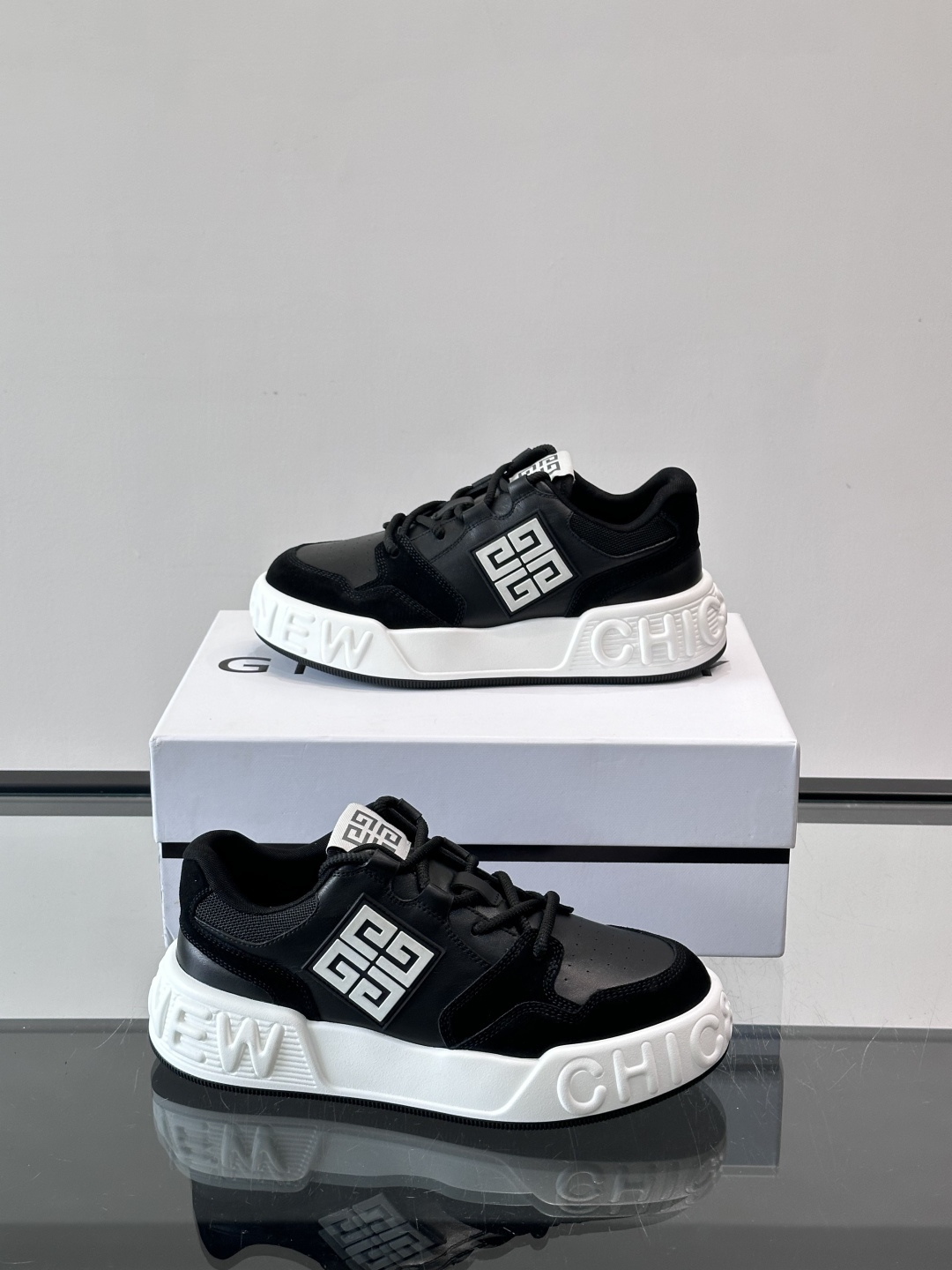 G纪梵希男士运动鞋，简约又有活力！鞋面采用牛皮➕麂皮，舒适又耐穿✨。厚底设计，缓震效果好，日常穿搭或轻运