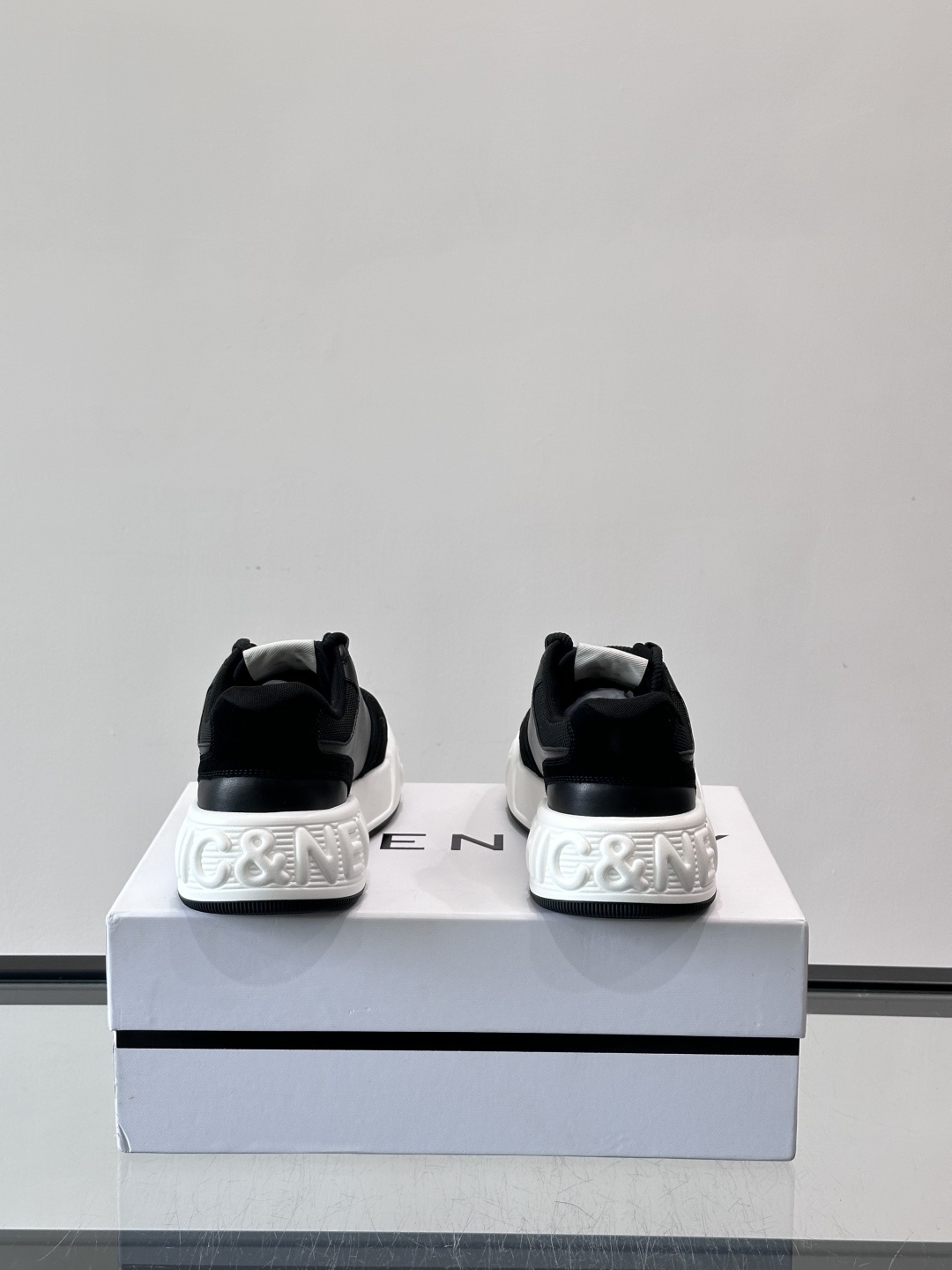 G纪梵希男士运动鞋，简约又有活力！鞋面采用牛皮➕麂皮，舒适又耐穿✨。厚底设计，缓震效果好，日常穿搭或轻运