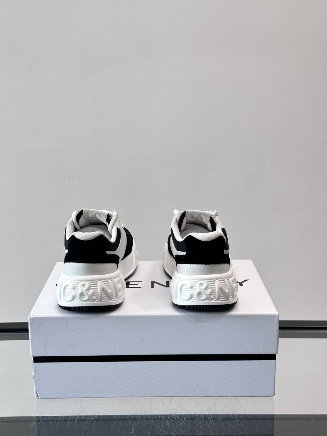 G纪梵希男士运动鞋，简约又有活力！鞋面采用牛皮➕麂皮，舒适又耐穿✨。厚底设计，缓震效果好，日常穿搭或轻运