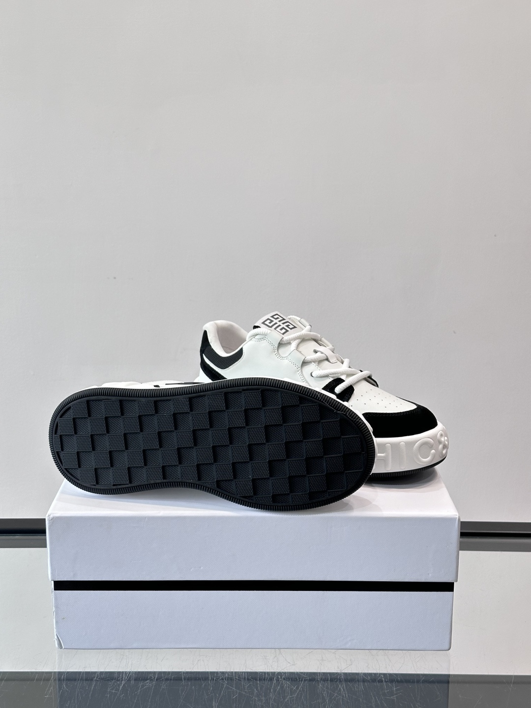 G纪梵希男士运动鞋，简约又有活力！鞋面采用牛皮➕麂皮，舒适又耐穿✨。厚底设计，缓震效果好，日常穿搭或轻运