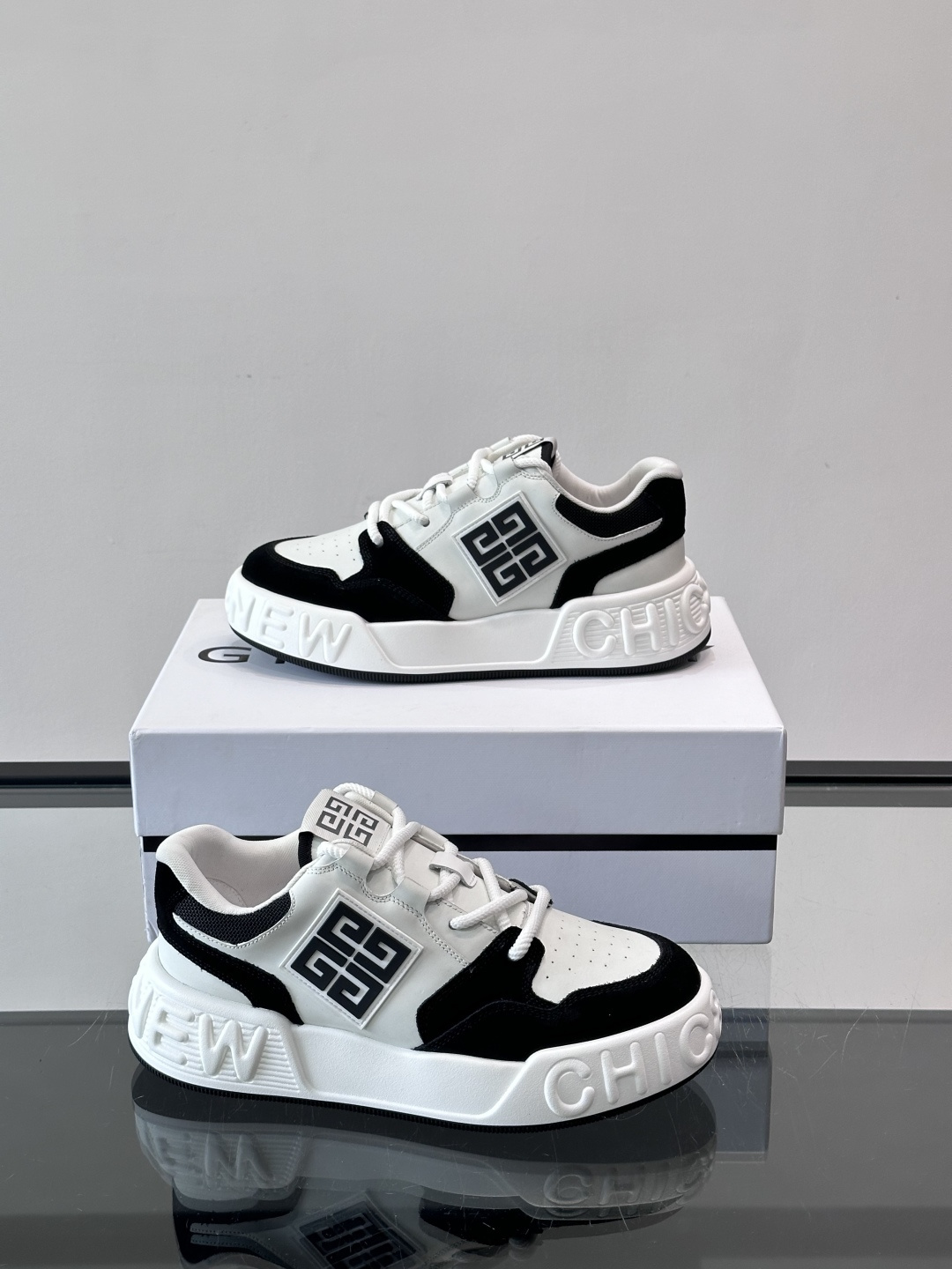 G纪梵希男士运动鞋，简约又有活力！鞋面采用牛皮➕麂皮，舒适又耐穿✨。厚底设计，缓震效果好，日常穿搭或轻运