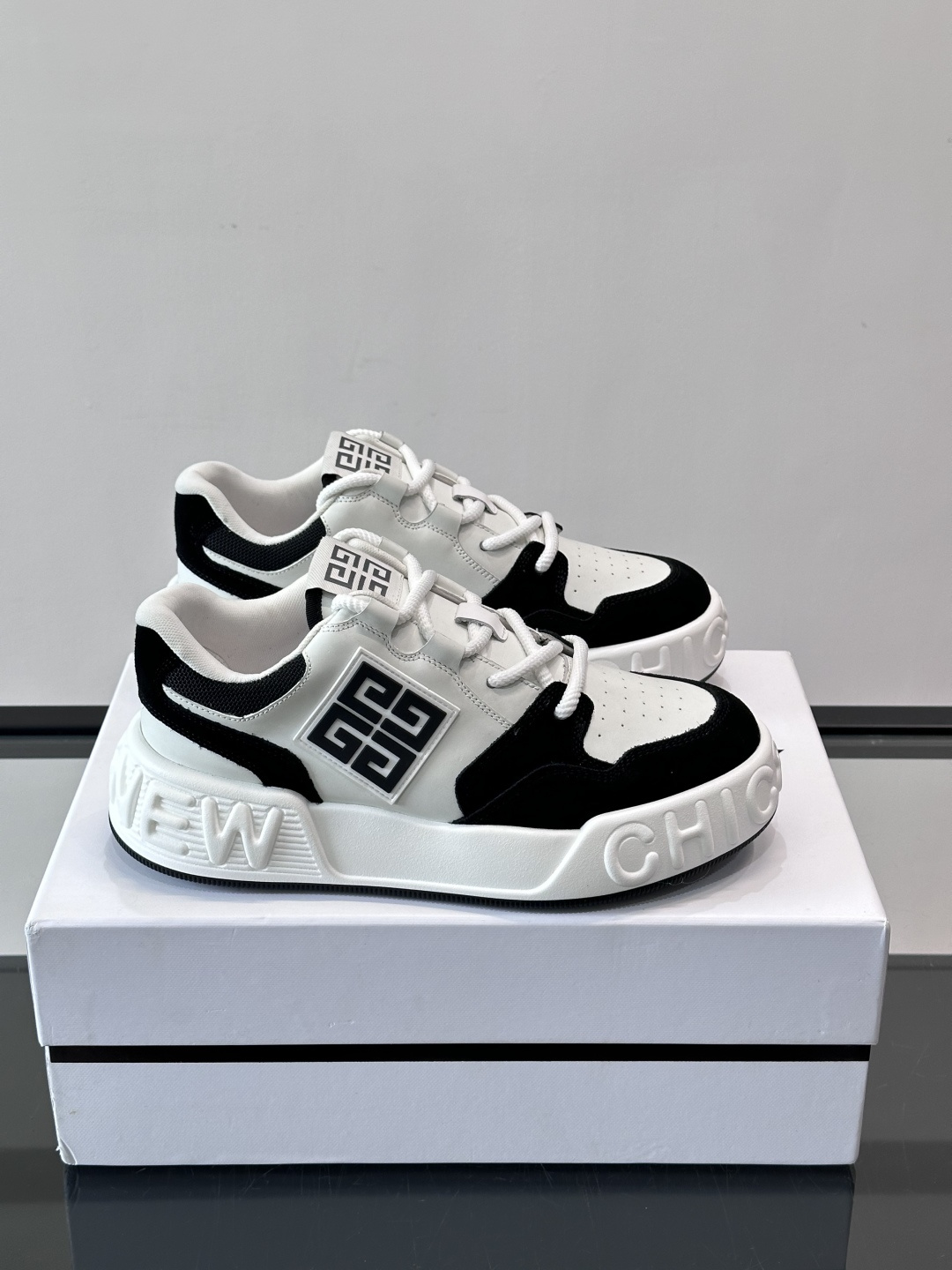 G纪梵希男士运动鞋，简约又有活力！鞋面采用牛皮➕麂皮，舒适又耐穿✨。厚底设计，缓震效果好，日常穿搭或轻运