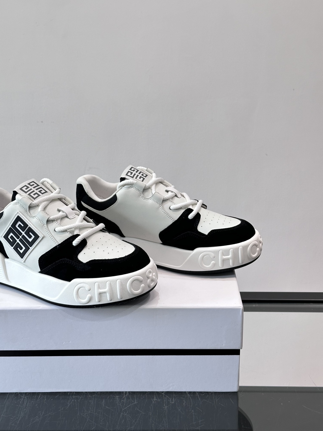 G纪梵希男士运动鞋，简约又有活力！鞋面采用牛皮➕麂皮，舒适又耐穿✨。厚底设计，缓震效果好，日常穿搭或轻运