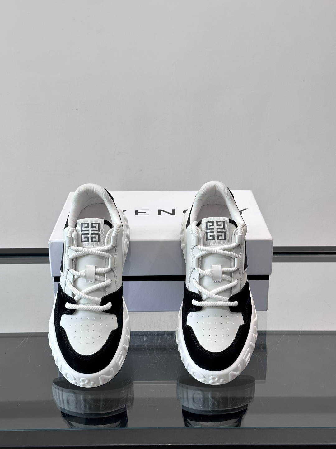 G纪梵希男士运动鞋，简约又有活力！鞋面采用牛皮➕麂皮，舒适又耐穿✨。厚底设计，缓震效果好，日常穿搭或轻运