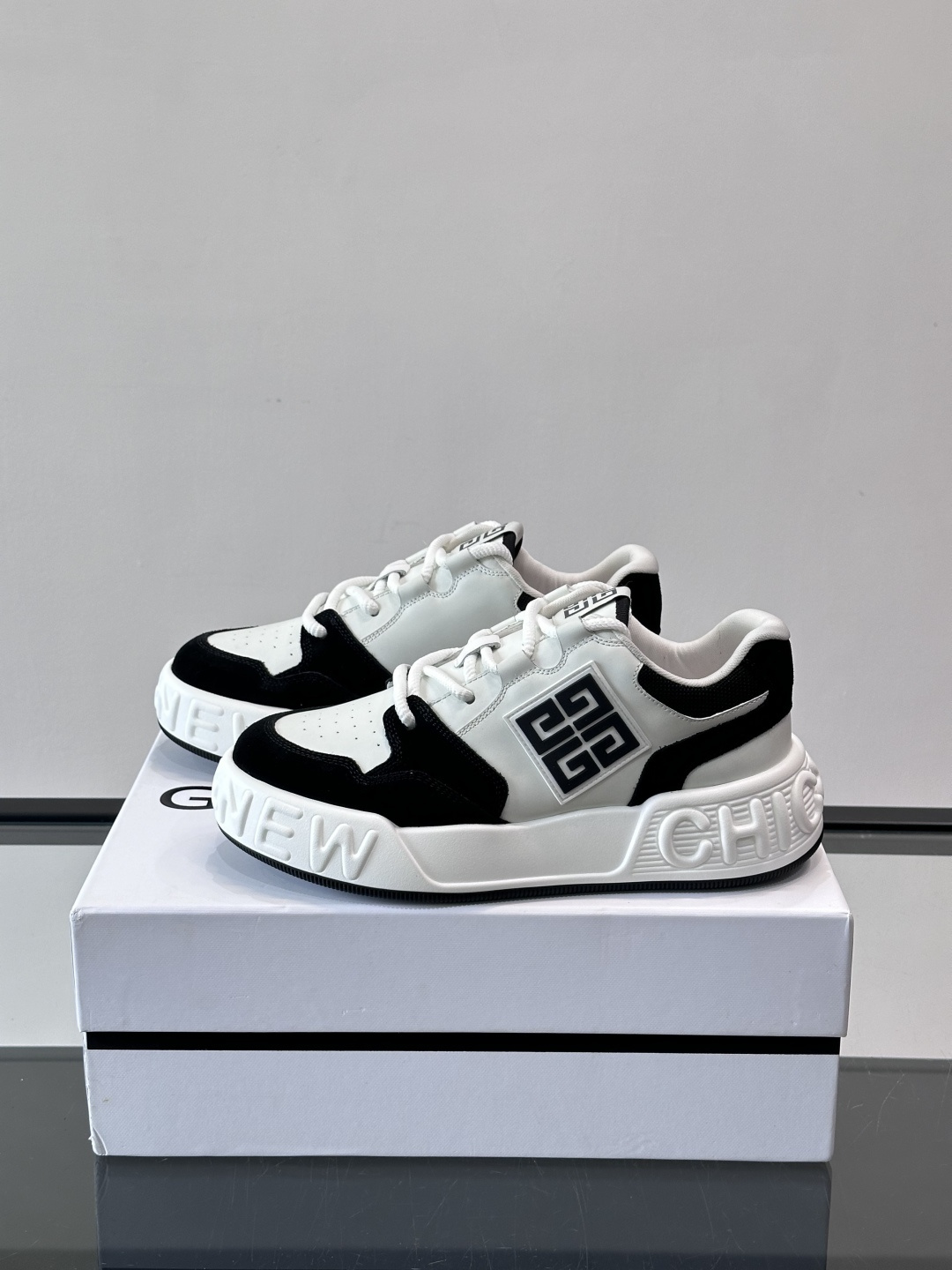 G纪梵希男士运动鞋，简约又有活力！鞋面采用牛皮➕麂皮，舒适又耐穿✨。厚底设计，缓震效果好，日常穿搭或轻运