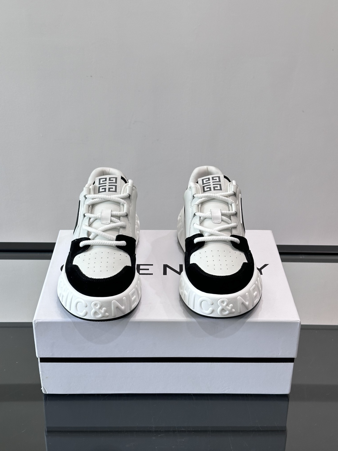 G纪梵希男士运动鞋，简约又有活力！鞋面采用牛皮➕麂皮，舒适又耐穿✨。厚底设计，缓震效果好，日常穿搭或轻运