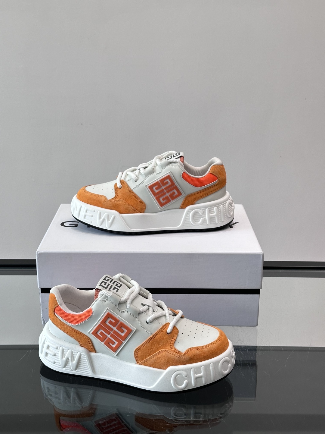 G纪梵希男士运动鞋，简约又有活力！鞋面采用牛皮➕麂皮，舒适又耐穿✨。厚底设计，缓震效果好，日常穿搭或轻运