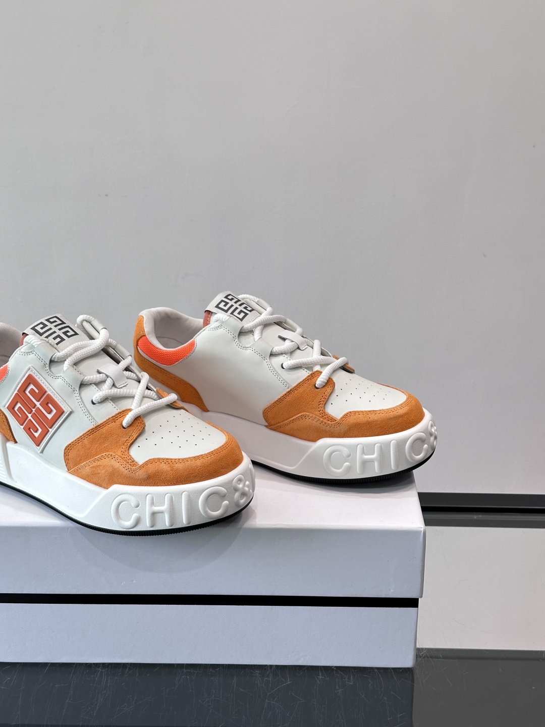 G纪梵希男士运动鞋，简约又有活力！鞋面采用牛皮➕麂皮，舒适又耐穿✨。厚底设计，缓震效果好，日常穿搭或轻运