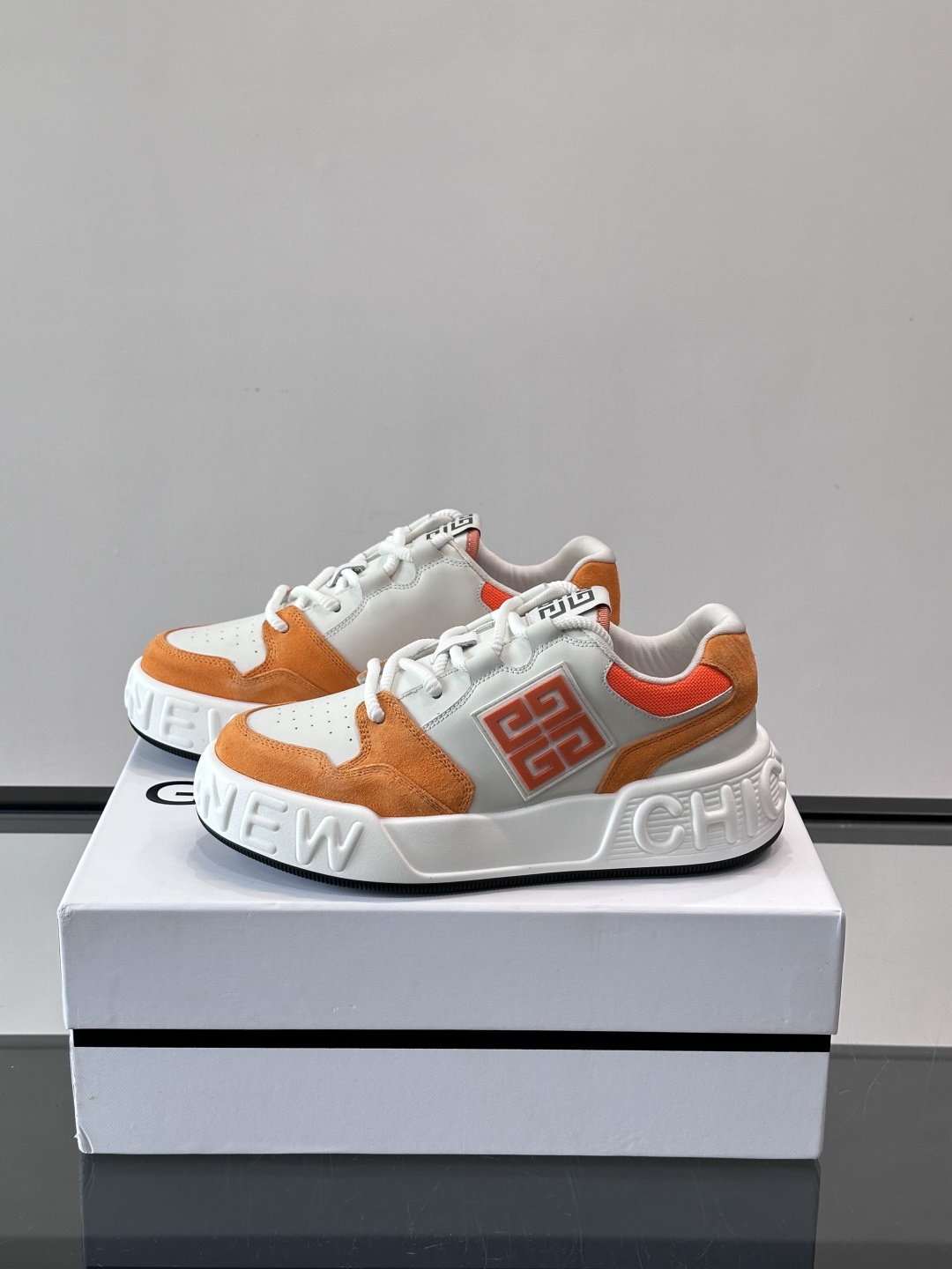 G纪梵希男士运动鞋，简约又有活力！鞋面采用牛皮➕麂皮，舒适又耐穿✨。厚底设计，缓震效果好，日常穿搭或轻运